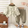 Traje de Verano para Niños de Comercio Exterior Camisa de Manga Corta 2025 Nuevo Bebé Mono Completo con Bolsillo de Solapa con Letras Conjunto de Tres Piezas