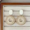 Pendientes de Aro de Malla Plateada Estilo Nuevo Europeo y Americano 2025 para Mujer, Pendientes de Botón Estilo Vacacional de Lujo Ligero Nicho, Accesorios para Orejas Versátiles de Moda