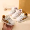 Zapatillas blancas con puntera de concha para niños, nuevo estilo primavera y otoño 2026, zapatillas versátiles de moda para niños y niñas, zapatos casuales de suela blanda al por mayor