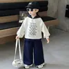 Conjunto de Moletom com Capuz Estampado de Letras Estilo Coreano Simples Tendência Outono para Meninos 2026 Novo Conjunto de Duas Peças Estilo de Rua para Crianças Pequenas e Médias