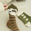 Meias femininas de outono até o meio da panturrilha, construção sem costura, esquema de cores verde matcha, apresentando um design fofo de ovelhinha, em uma meia de algodão estilo preppy, coreano