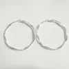 Brincos de Argola Dourada 2025 Novos Torcidos Tendência Versátil Elegantes Brincos Super Fada para Mulheres com um Toque de Luxo