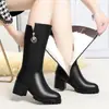 Botas de media pantorrilla para mujer, nuevos estilos de invierno, con forro de felpa añadido y suelas engrosadas, planas y antideslizantes, adecuadas para mujeres de mediana edad y mayores, cuero suave, cálidas y botas largas