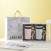 Taza de cerámica con letras creativas, tapa y cuchara. Regalo de boda de moda para parejas. Logotipo impreso en casa. Regalo de acompañamiento.