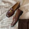 Em Estoque e Enviado em Segundos! Sapatos Estilo Mãe de Uva Estilo Britânico Retrô Fivela Dourada Pequena Bico Redondo Slip-On Salto Grosso Mocassins para Mulheres