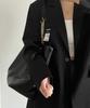Bolso de mujer portátil de gran capacidad con cadena de moda para ir al trabajo, versátil, nuevo verano 2023, bolso tote texturizado para hombro y axila