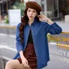Foto Real de Camisa de Mezclilla Azul Oscuro Vintage de Hombros Rectos para Mujer, Uso en Capas, Nuevo Estilo Primavera y Otoño 2025, Top Suave para Figuras Pequeñas