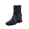 Botas de Cavaleiro Quadradas Coloridas Europeias e Americanas com Zíper Lateral Botas da Moda Botas Curtas Salto Alto Grosso Sapatos Femininos 40-48 Botas de Exportação