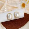 Aretes Asimétricos de Aguja de Plata Imitación con Perlas Doradas para Mujer, Únicos y Elegantes, Aretes de Diseño Nicho con Sentido del Diseño