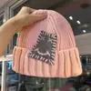 Chapéu de Lã com Patch de Rosto Sorridente Estilo Coreano Nicho para Homens e Mulheres no Outono e Inverno, Quente e Versátil, Gorro Pequeno de Tricô que Mostra o Rosto