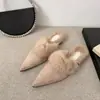 Chinelos peludos de bico fino estilo coreano para mulheres, novo estilo outono e inverno 2026, forrados com pelúcia, salto grosso, bico fechado, chinelos de algodão