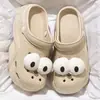 Sandalias de EVA perforadas de suela gruesa para mujer, para uso exterior en verano, nuevo modelo 2025, chanclas cerradas estilo ins que aumentan la altura para exteriores, playa y costa