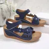 Sandálias Plataforma Anabela Femininas Novas Primavera 2026 Tamanho Grande Atravessando Fronteiras Sandálias de Praia Peep-Toe com Decoração Floral