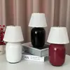 Luminária de mesa cerâmica minimalista nórdica, luminária de mesa moderna de luxo leve para sala de estar, quarto, cabeceira, luminária de mesa decorativa recarregável aconchegante, vermelha