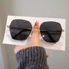 Gafas de sol de moda con montura metálica cuadrada grande, protección solar, estilo retro personalizado, gafas de sol para conducir para mujer con bordes dorados y protección UV