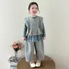 Conjunto de Tres Piezas para Niñas Estilo Coreano: Pantalón Base Gris con Cubrepañal, Estilo Primavera/Otoño 2026, Nuevo Conjunto Elegante para Niños