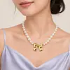 Collar Imitación Perla Retro Francés para Mujer Colgante de Lazo Dorado Lujo Ligero Sensación de Alta Gama Cadena para Clavícula Accesorios para Vestido
