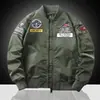 Jaqueta Bomber Masculina Verde Militar Bordada, Jaqueta Aviador de Marca Tendência, Jaqueta Casual Versátil para Primavera e Outono