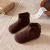 Botas curtas retrô de camurça para crianças, novo estilo outono e inverno, botas de couro macio antiderrapantes para meninas, botas Martin de sola plana para meninas de 3 a 6 anos