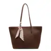 Nueva bolsa de gran capacidad para el día a día para mujer, color liso, bolso de hombro o axila simple para dama, bolso tote versátil moderno y a la moda.