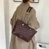 Bolsa tote pequena estilo retrô para mulheres, nova coleção 2026, com design de corrente em padrão de losangos, grande capacidade, moderna e versátil, pode ser carregada na mão ou usada como bolsa de ombro