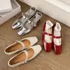 Nova Coleção Primavera 2025 Estilo Coreano Retro Sapatilhas de Ballet com Rebites Bico Quadrado Planas Sapatos de Camada Única com Fivela de Uma Tira Sapatos Mary Jane de Cano Baixo para Mulheres