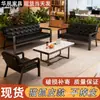 Conjunto simples de sofá e mesa de centro para escritório comercial, apresentando um design espesso e durável, adequado para áreas de recepção, salas de reunião e áreas de espera, com um sofá de couro de três lugares e estrutura de aço