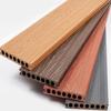 Suelo de madera de plástico con agujero cuadrado para terraza al aire libre, en línea, con relieve antideslizante, agujero redondo, coextrusión, madera ecológica, plástico, tablero de imitación madera maciza.