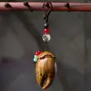 Chaveiro Pingente de Garra de Caranguejo Esculpida em Sandáliawood Verde e Jacarandá com Caranguejo de Garra de Caranguejo com Dinheiro na Mão Peça de Cabo de Madeira