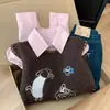 Conjunto de dos piezas de otoño: chaleco de punto sin mangas para mujer superpuesto con una camisa rosa de manga larga, top elegante para mujer