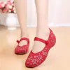 Grulla Blanca de Almohada 2026 Modelo Nuevo Tacón de Cuña Estilo Floral Étnico Zapatos de Baile Bordados con Aumento Interno de Altura para Madres y Mujeres
