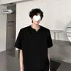 Camiseta con doble cuello y hombreras para hombre, nuevo verano 2025 estilo americano high-street, manga corta, de alta gama, elegante y genial, camisa de media manga para hombre