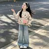 Conjunto de suéter de otoño para niñas 2026 nuevo estilo, con un suéter de punto de conejo de dibujos animados y pantalones de mezclilla, un conjunto de dos piezas moderno para niños mayores