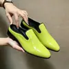 Pantuflas de media caña brillantes de punta fina de talla grande para hombre, mules casuales, zapatos de cuero simples dorados slip-on de moda