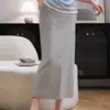 Saia elegante com fenda frontal, saia longa preta e cinza de corte reto, moda feminina primavera-verão 2026