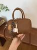Bolso Pequeño Retro para Mujer, Versátil para Otoño e Invierno 2026 Nuevo Bolso de Hombro Cruzado de Moda, Bolso de Mano para el Trabajo, Bolso Cuadrado Pequeño