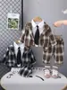 Conjunto de traje de cuadros para niño, estilo coreano de primavera y otoño, conjunto formal de tres piezas para bebé con camisa de manga larga, corbata y pantalones