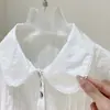 Camisa Branca de Tencel com Cintura Ajustada e Gola Peter Pan para Mulheres com Mangas Bufantes e Aplicação de Renda Off-White, Direto da Fábrica, Tecido Woven Levemente Elástico