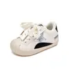 Zapatos de Patinaje Nuevos para Niños Primavera y Otoño Niños y Niñas Suela Suave Antideslizantes Punta Reforzada Estrella Zapatos Blancos Zapatos para Caminar de Bebé