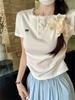 Camiseta Gris de Encaje con Hombro Derecho Descubierto y Manga Corta para Mujer Verano 2025 Nuevo Top Corto con Lazo y Cintura Plisada