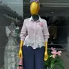 Ropa de Mujer Transfronteriza Europea y Americana Verano 2026 Nueva Moda Elegante Encaje Patchwork Cuello Camisero Rayas Manga Larga Camisa Top