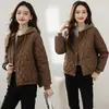 Em estoque atacado comércio exterior losango casaco leve moda inverno coreano casual justo curto com capuz casaco quente