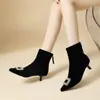 Botas Femininas Slim 2026 Chegada Outono/Inverno Veludo Plus Bico Fino Francês Fivela Quadrada com Strass Salto Fino Superfície de Veludo Elástico Botas de Cano Curto
