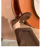 Mocassins femininos de couro vintage com solas grossas, design estiloso com pequenas moedas douradas, sapatos de salto grosso de couro genuíno estilo britânico