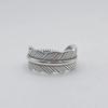 Europa y Estados Unidos anillo de apertura de pluma retro creativo Europa y Estados Unidos anillo de hoja envejecido joyería de personalidad fabricantes al por mayor