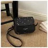Bolsa de designer única para mulheres 2026 nova moda tendência ins estilo Hong Kong bolsa sela retrô cor sólida bolsa de ombro transversal