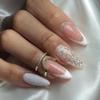 Venta transfronteriza entre Europa y Estados Unidos de pegatinas para uñas postizas con acabado de armadura de almendra de tamaño mediano y largo con diseño de nicho personalizado que muestran la mano de larga duración.