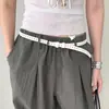 Cinturón rojo estrecho retro de estilo coreano con diseño calado sin perforaciones para mujer, cinturón de cuero con hebilla de metal de alta gama, accesorio de diseño de nicho