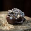 Mascota de té de arcilla púrpura Yixing, Adorno Pixiu pintado en oro, Escultura de arcilla púrpura hecha a mano, Accesorio para juego de té, Accesorio de Sapo Dorado Atractor de Riqueza, Se puede usar para cultivo