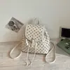 Mochila minimalista de estilo coreano de gran capacidad con lunares en contraste, elegante mochila casual de nicho de moda para estudiantes universitarias